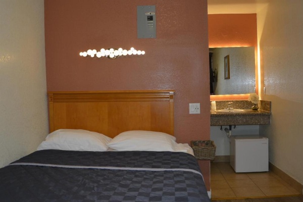 Lincoln Park Motel image 9